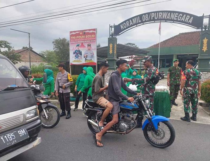 Danramil 08 purwanegara Bagikan Takjil Gratis Bersama Anggota Dan Persit Ranting 9