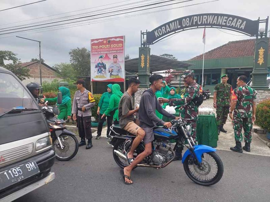 Danramil 08 purwanegara Bagikan Takjil Gratis Bersama Anggota Dan Persit Ranting 9
