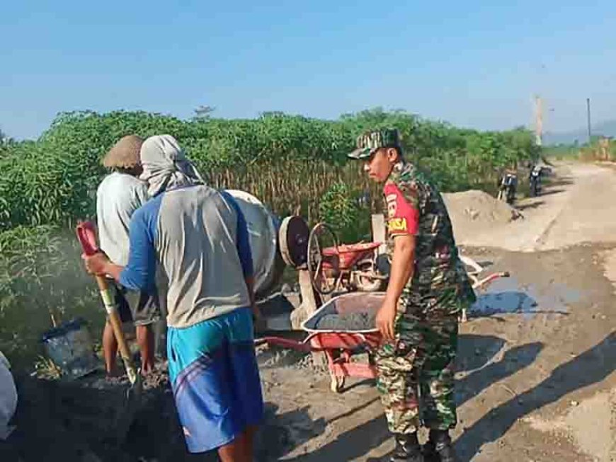 Kedekatan Babinsa Terjalin Dengan Masyarakat Melalui Kerjabakti