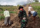 Babinsa bersama warga laksanakan gotong royong 