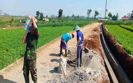 Babinsa Turut Kerja Bakti Bangun Saluran Irigasi