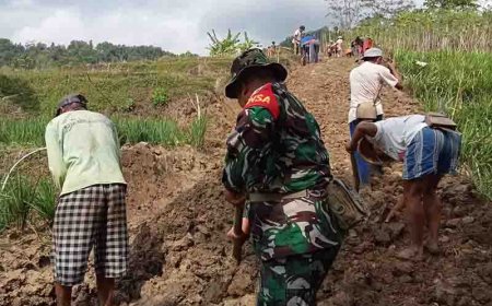 Babinsa bersama warga laksanakan gotong royong 