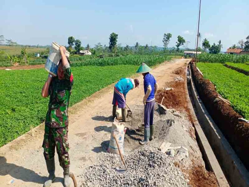 Babinsa Turut Kerja Bakti Bangun Saluran Irigasi