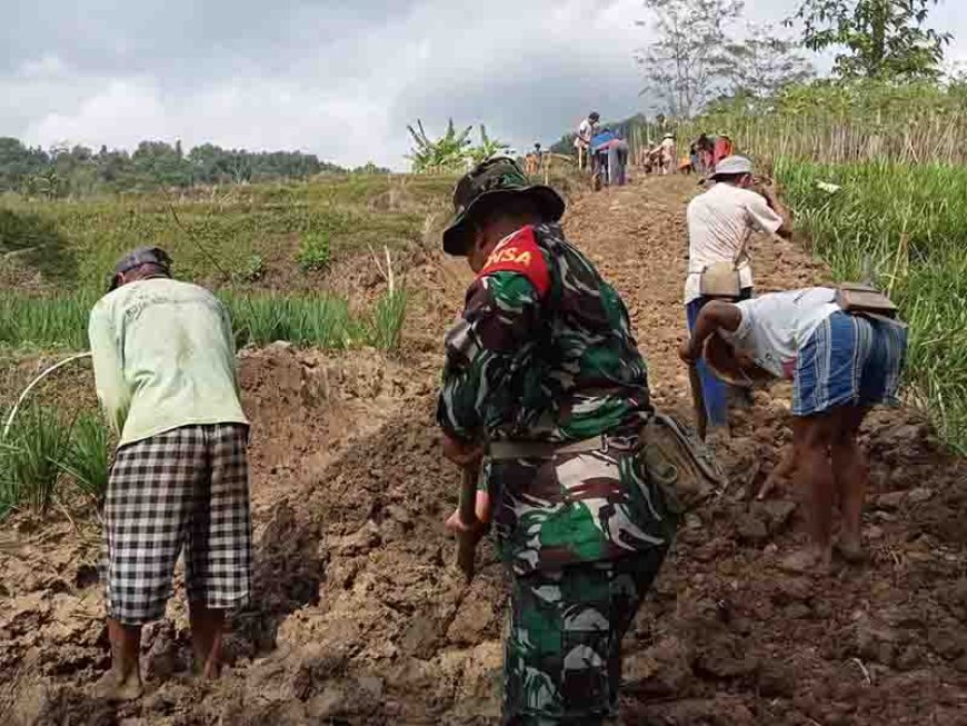 Babinsa bersama warga laksanakan gotong royong 