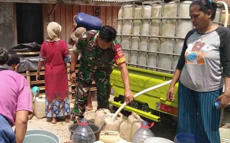 BABINSA BERIKAN BANTUAN AIR BERSIH UNTUK  WARGA MASYARAKAT