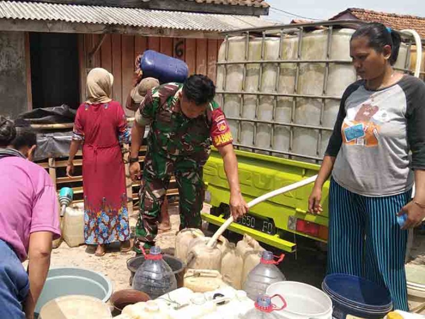 BABINSA BERIKAN BANTUAN AIR BERSIH UNTUK  WARGA MASYARAKAT