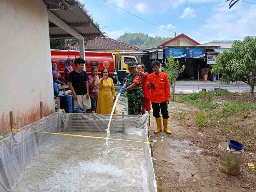 BABINSA IKUT SERTA PENANGANAN KEKURANGAN AIR BERSIH