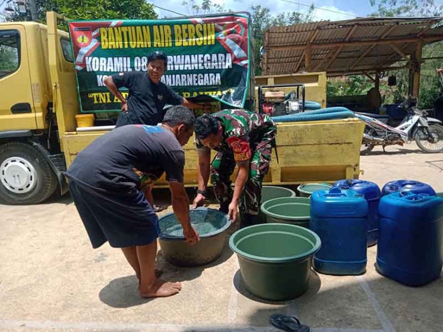BABINSA SELALU AKTIF BERIKAN BANTUAN AIR BERSIH UNTUK  WARGA