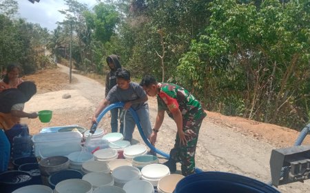 Babinsa Bantu Droping air bersih untuk warganya