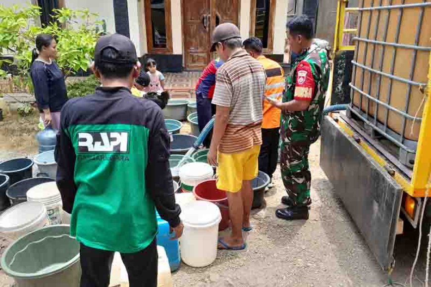 Dalam Rangka HUT TNI KE 78,Koramil 08/Purwanegara Menyalurkan bantuan Air Bersih
