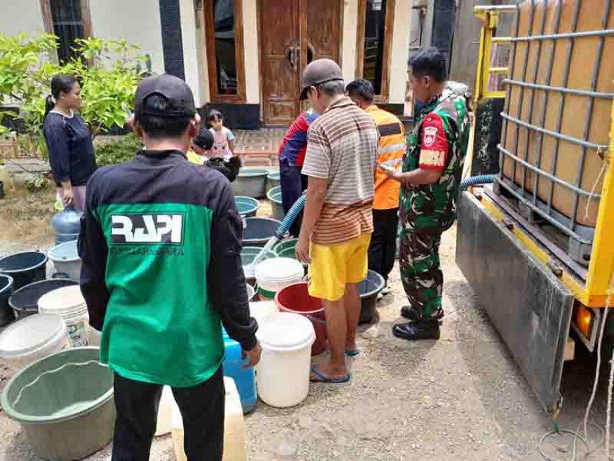 Dalam Rangka HUT TNI KE 78,Koramil 08/Purwanegara Menyalurkan bantuan Air Bersih
