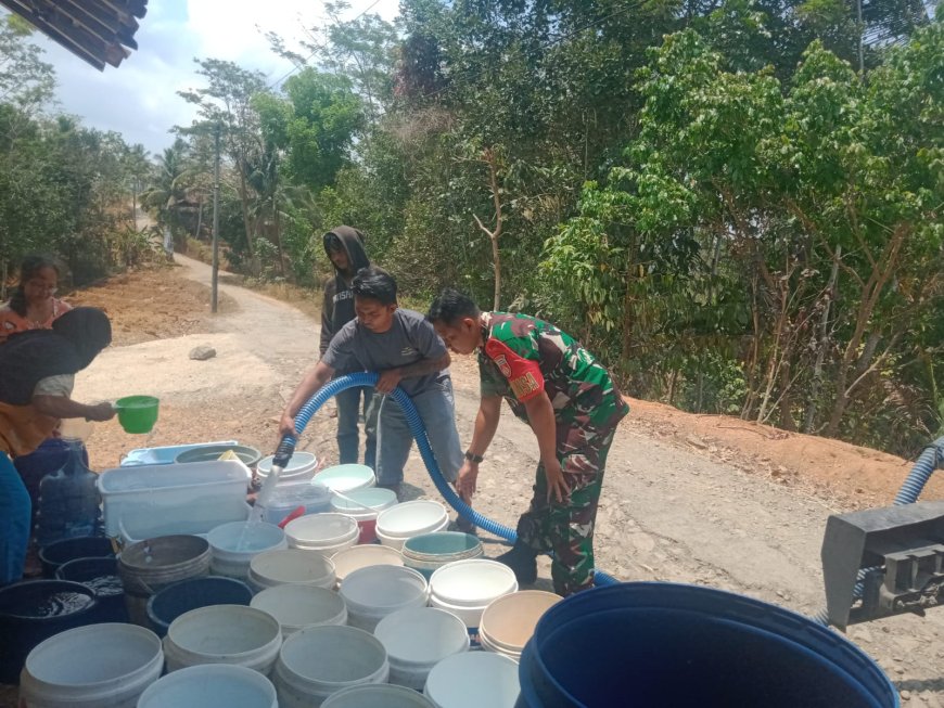 Babinsa Bantu Droping air bersih untuk warganya
