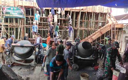 Kemanunggalan Babinsa Koramil 13/Banjarmangu Bersama Warga Gotong Royong Pengecoran Gedung TPQ