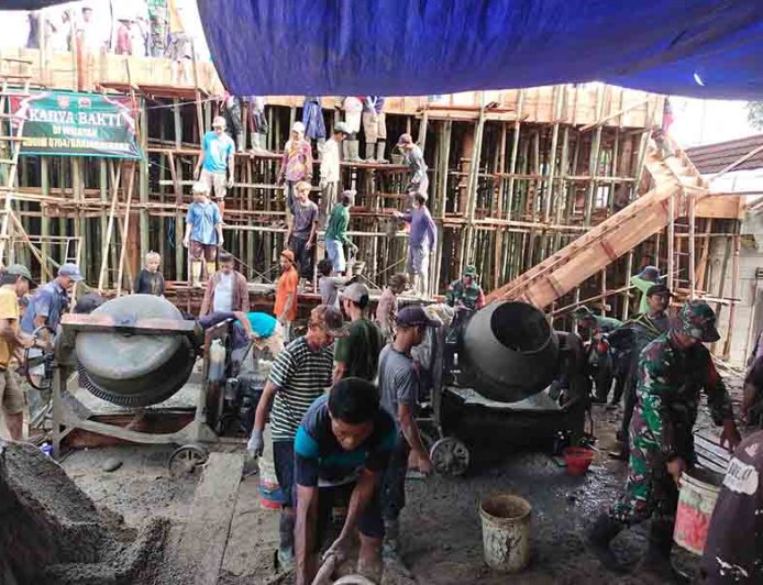Kemanunggalan Babinsa Koramil 13/Banjarmangu Bersama Warga Gotong Royong Pengecoran Gedung TPQ