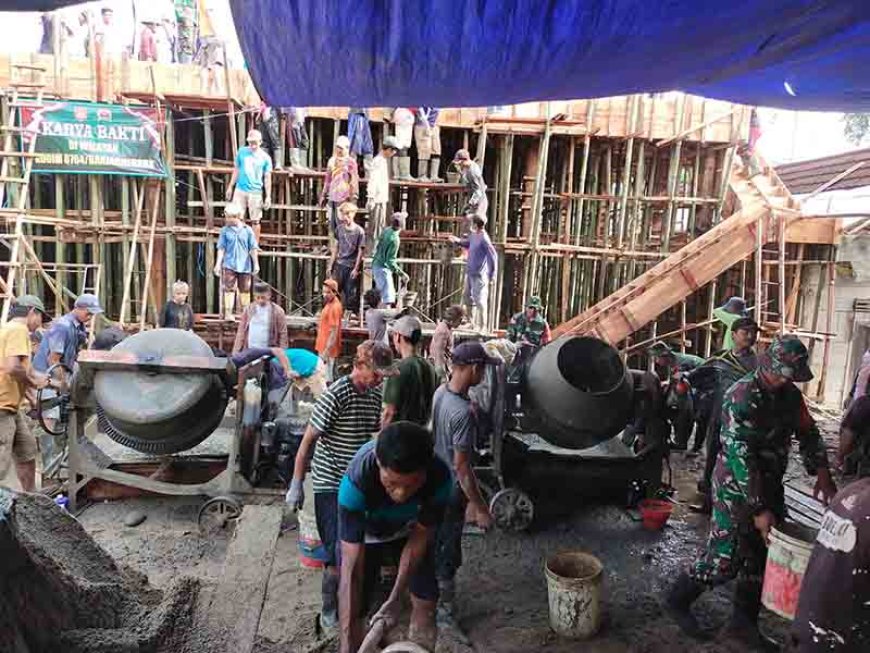 Kemanunggalan Babinsa Koramil 13/Banjarmangu Bersama Warga Gotong Royong Pengecoran Gedung TPQ