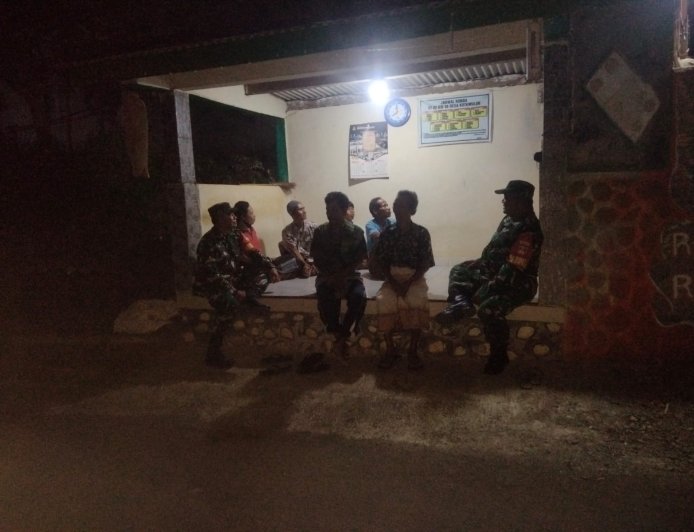 Patroli di Pos Kamling Desa kutawuluh