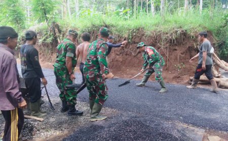 Danramil 08/Purwanegara Terjun Langsung Bantu Pengaspalan Jalan Usaha Tani di Desa Karangayar