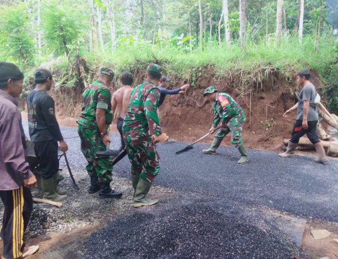 Danramil 08/Purwanegara Terjun Langsung Bantu Pengaspalan Jalan Usaha Tani di Desa Karangayar