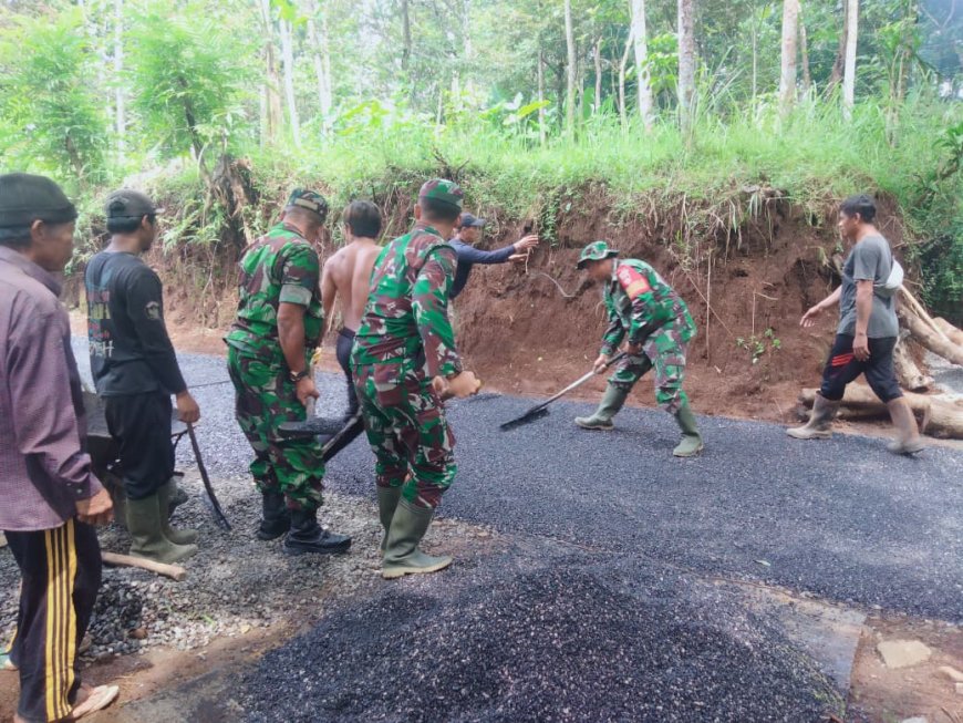Danramil 08/Purwanegara Terjun Langsung Bantu Pengaspalan Jalan Usaha Tani di Desa Karangayar